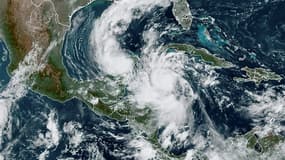Vue satellite de l'ouragan Delta au dessus de la mer des Caraïbes, dans l'après-midi du 6 octobre 2020. 