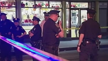 Les lieux du crime, cernés par de nombreux policiers.