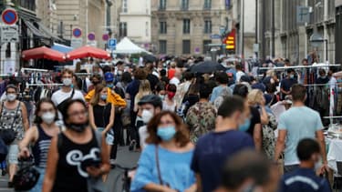 Des piétons portant des masques dans les rues de Paris le 19 septembre