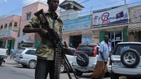 Un soldat somalien patrouille dans le centre-ville de Mogadiscio, lors d'une opération contre les insurgés du groupe Al-Shebab, le 18 février 2015