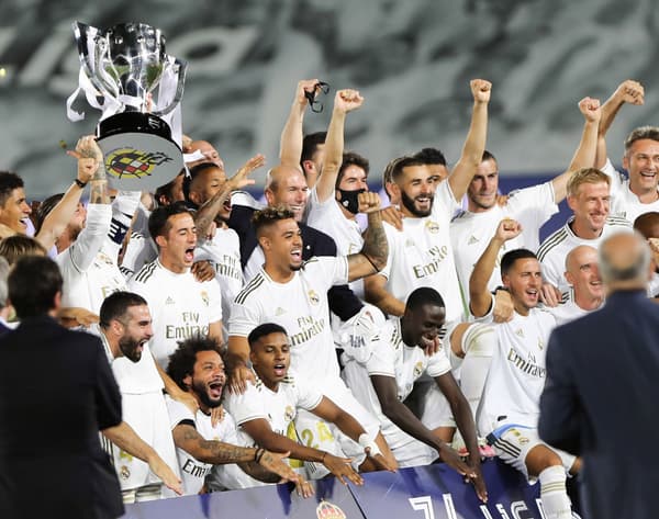 Zinédine Zidane et les joueurs du Real Madrid célébrant le titre de champion d'Espagne, le 17 juillet 2020