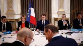 Le président Emmanuel Macron (c) lors d'un conseil de défense sur la situation en Ukraine, le 28 février 2022 à l'Elysée, à Paris
