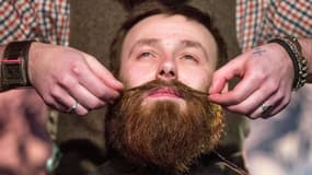 Les hommes entretiennent leur barbe. 