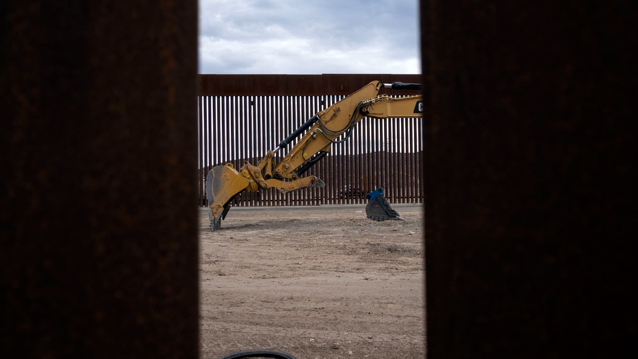Les travaux arrêtés d'une section renforcée de la clôture frontalière entre les États-Unis et le Mexique, à l'est de Tijuana, dans l'État de Basse-Californie, au Mexique. Les travaux arrêtés d'une section renforcée de la clôture frontalière entre les États-Unis et le Mexique, à l'est de Tijuana, dans l'État de Basse-Californie, au Mexique.
