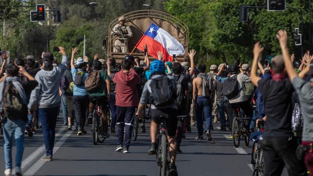 L'armée face aux manifestants au Chili.