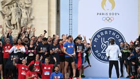 Eliud Kipchoge avec des anonymes lors du challenge pour gagner des dossards pour le Marathon pour tous.