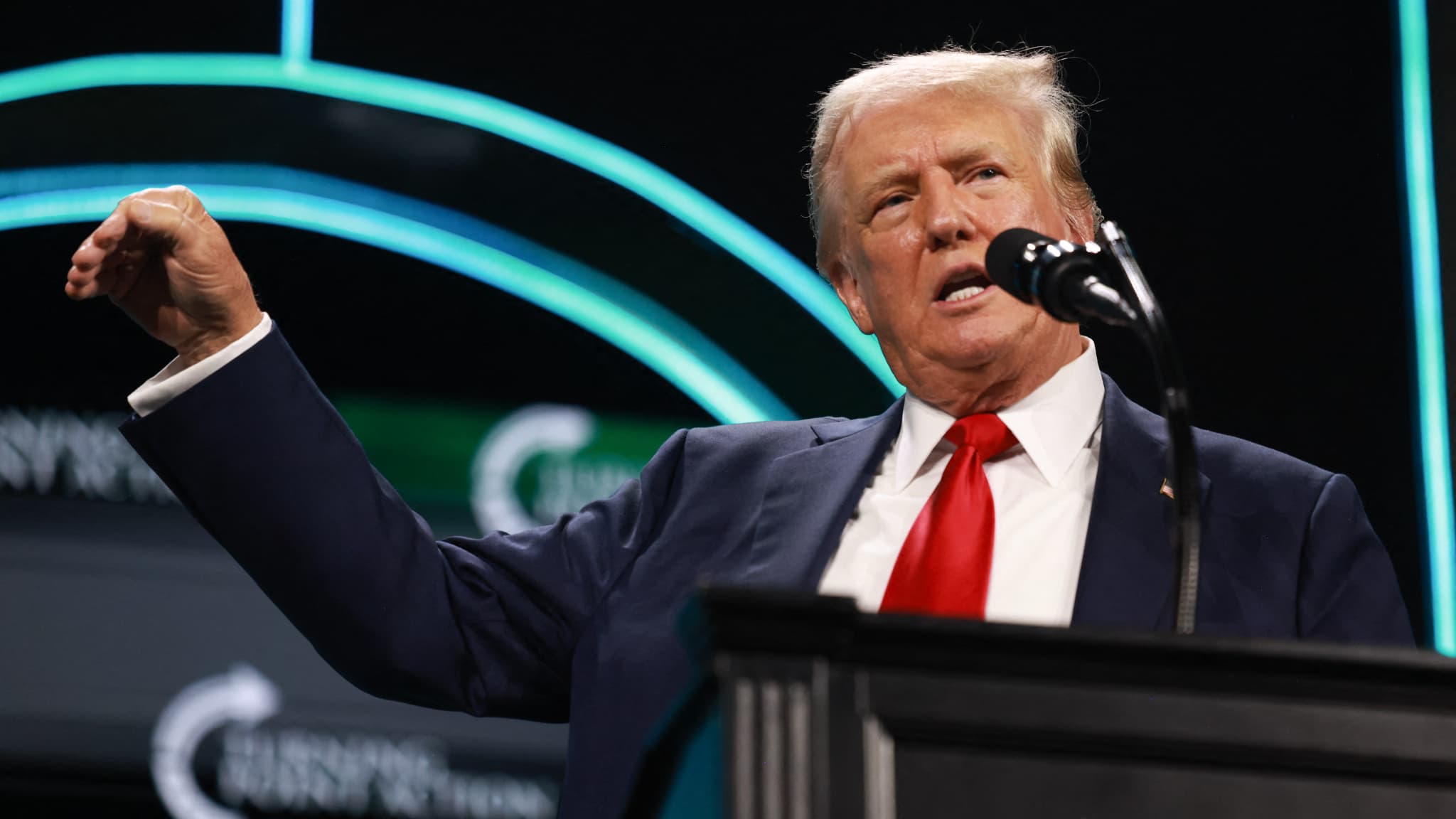 L'ancien président Donald Trump lors de la conférence des conservateurs de Turning Point USA au Palm Beach Convention Center le 26 juillet 2024 à West Palm Beach, en Floride. L'ancien président Donald Trump lors de la conférence des conservateurs de Turning Point USA au Palm Beach Convention Center le 26 juillet 2024 à West Palm Beach, en Floride.