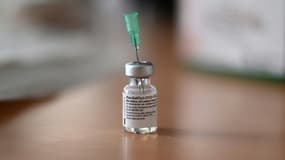 Image d'illustration - Flacon rempli de doses d'un vaccin Pfizer