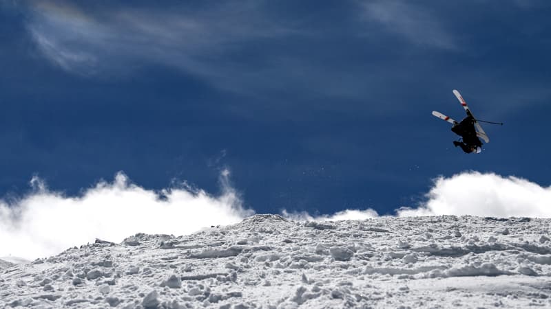 Image d'illustration - Un skieur sautant sur une piste de ski à La Clusaz, le 23 mai 2021
