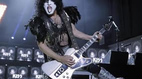Actuellement en tournée en Australie, Paul Stanley, chanteur et guitariste du groupe de hard rock grimé américain Kiss, propose de casser sa guitare sur scène et de dédier son geste à un fan pour la modique somme de 5.500 dollars. /Photo d'archives/REUTER
