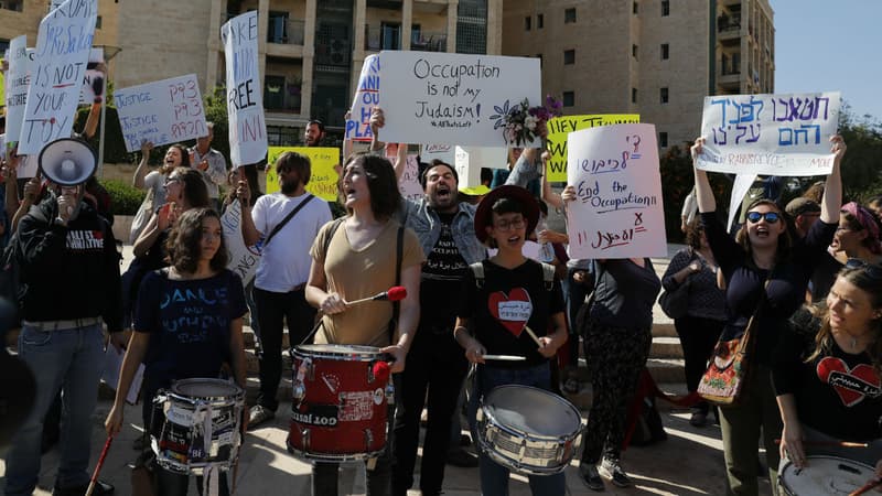 Des Israéliens manifestent "contre l'occupation" devant la nouvelle ambassade des Etats-Unis à Jérusalem, le 14 mai 2018.