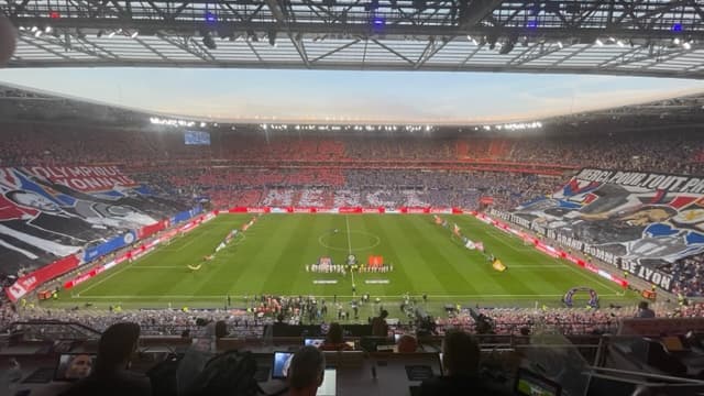 Le tifo des supporters lyonnais pour Jean-Michel Aulas.