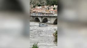 Un camion emporté par les crues dans le Gard