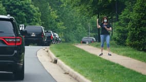 Une femme adresse un doigt d'honneur à Donald Trump en chemin vers un golf de Virginie, le 24 mai 2020