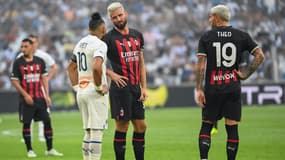 Giroud en discussion avec Payet lors du match amical OM-AC Milan, le 31 juillet 2022
