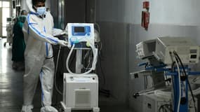 Un soignant pousse un respirateur défectueux dans le couloir d'un hôpital d'Amritsar (Inde) le 14 mai 2021 (photo d'illustration)
