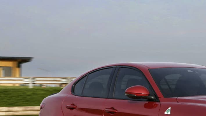 La Giulia dispose d'une version Quadrifoglio qui dépasse les 500 chevaux. La Giulia dispose d'une version Quadrifoglio qui dépasse les 500 chevaux.