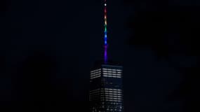Le One World Trade Center drapé des couleurs arc-en-ciel en hommage aux victimes de la fusillade d'Orlando, le 12 juin 2016