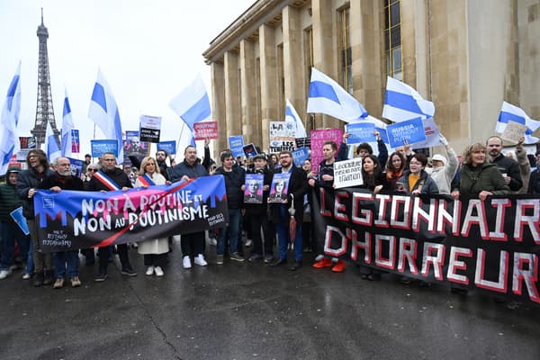 Des manifestants anti-Poutine rassemblés à Paris le jour de l'élection présidentielle russe, le 17 mars 2024