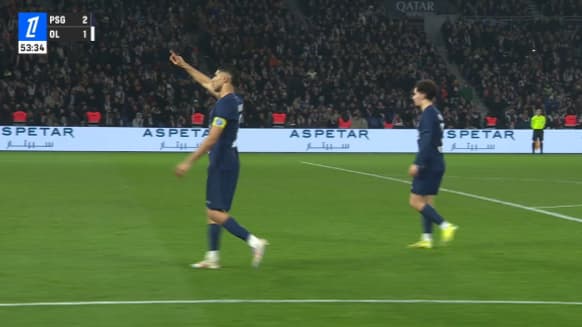 Hakimi discute avec les supporters lors de PSG-OL, le 15 décembre 2024. Hakimi discute avec les supporters lors de PSG-OL, le 15 décembre 2024.