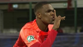 Kabongo, joueur de Rouen, chambre le gardien de Toulouse après avoir inscrit son tir au but en Coupe de France, 21 janvier 2024 