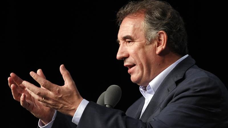 François Bayrou, président du MoDem, a annoncé jeudi soir sur TF1 sa candidature à l'élection présidentielle de 2012 pour que la France reparte "sur des bases nouvelles". /Photo prise le 18 septembre 2011/REUTERS/Jean-Paul Pélissier