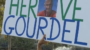 Un millier de personnes ont manifesté dimanche après-midi à Paris, en homme à Hervé Gourdel, l'otage français exécuté en Algérie par des jihadistes.