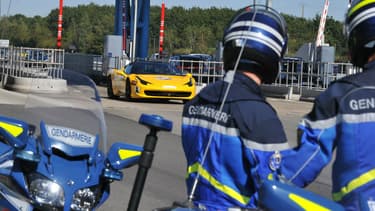 Les gendarmes lors d'une opération de contrôle de véhicules participant à un "Cannonball" en 2012 près de Nantes