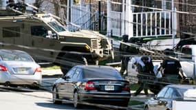 La police évacue une personne d'une maison à Trenton, New Jersey, le 16 mars 2024, après que l'on ait signalé qu'un homme armé, soupçonné d'avoir commis une série de fusillades en Pennsylvanie, s'était barricadé dans la maison. 