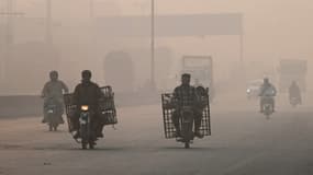 Des personnes se déplacent dans le smog à Lahore, au Pakistan, le 2 novembre 2024.