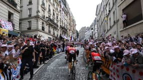 Les coureurs dans la rue Lepic, le 27 juillet 2025.
