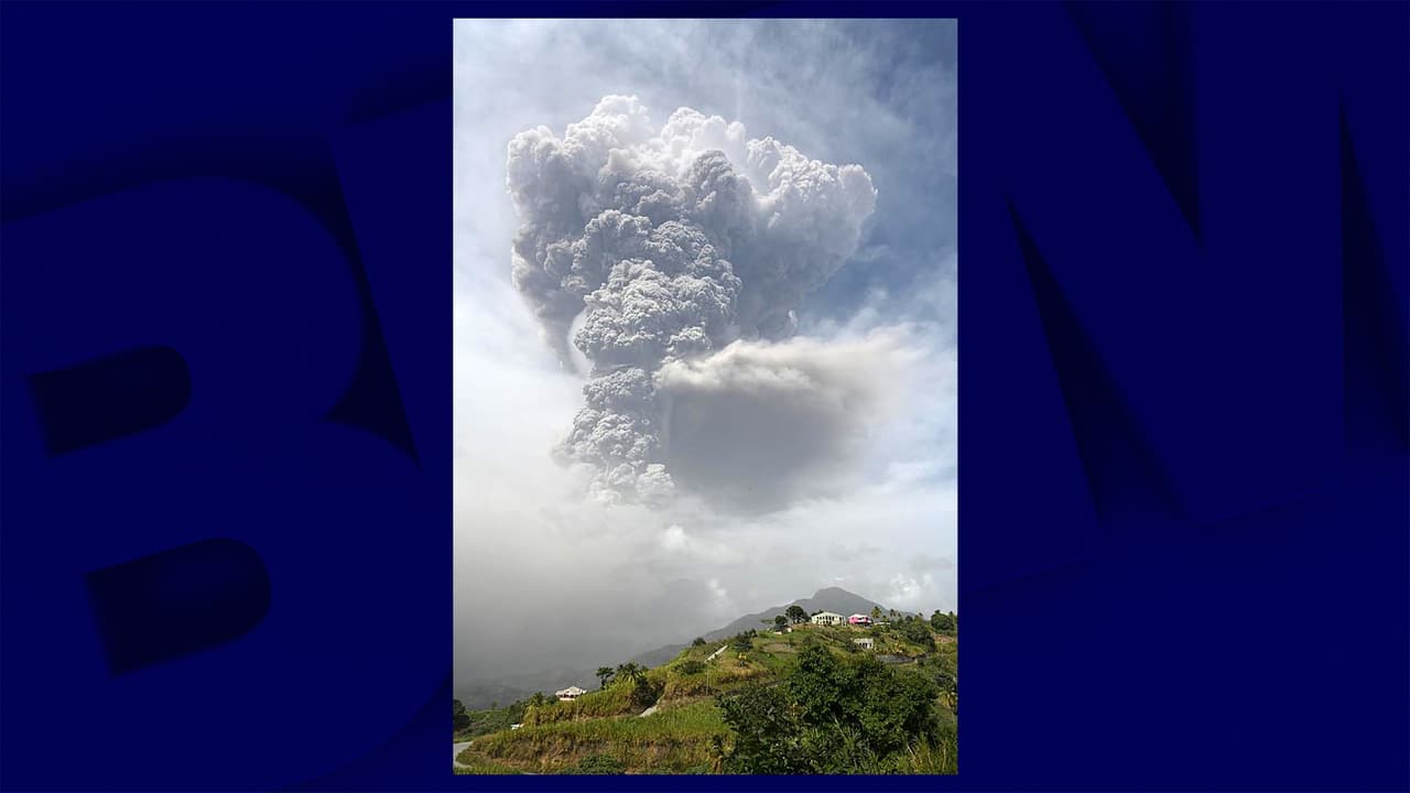 Aux Antilles, l'île de SaintVincent sous d'épaisses cendres après l