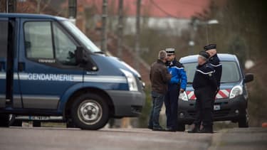 Des gendarmes sont garés près du domicile de Jonathann Daval, le 29 janvier 2018 à Gray-la-Ville en Haute-Saône.