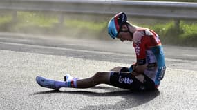 Le coureur belge Liam Slock (Lotto Dstny's) après sa chute sur la course Classic Brugge-De Panne, le 20 mars 2024