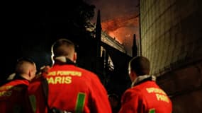 Les pompiers observent les flammes ravageant Notre-Dame-de-Paris, le 15 avril 2019. 