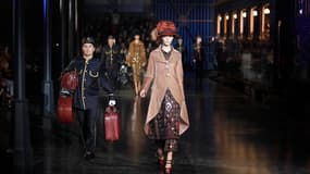Au dernier jour des défilés parisiens de prêt-à-porter, Louis Vuitton a posé ses valises mercredi sous les arches métalliques d'un gigantesque hall de gare pour présenter une collection automne-hiver 2012-2013 faite de précieuses voyageuses en costume tro