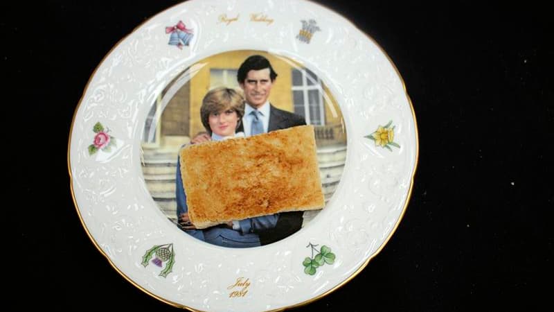 Un toast, relique du petit déjeuner servi au Prince Charles le jour de son mariage avec Lady Diana, a été vendu jeudi aux enchères 230 livres (295 euros). /Photo prise le 19 juillet 2012/REUTERS/Hansons