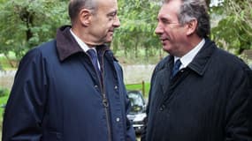 Le maire UMP de Bordeaux Alain Juppé et le président du MoDem François Bayrou, tous deux originaires de la région Aquitaine, ici à Saint-Léon-sur-Vézère, en Dordogne, le 10 novembre 2013.