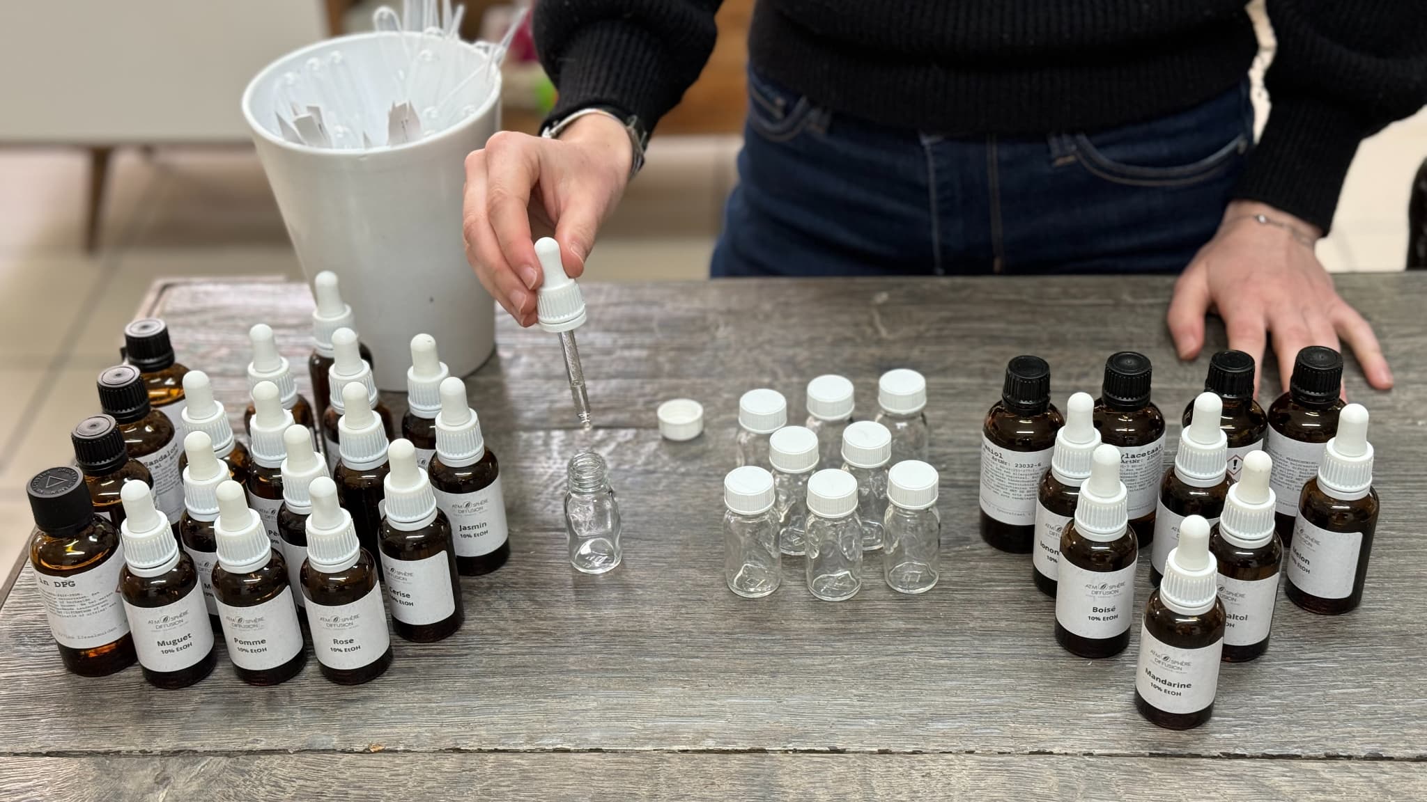 Atmosphère diffusion fabrique ses parfums dans ses ateliers de Courbevoie, dans les Hauts-de-Seine