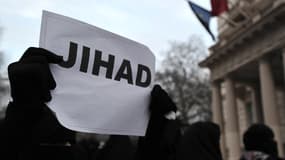 Un manifestant pro-jihadiste devant l'ambassade française à Londres, le 12 janvier 2013.