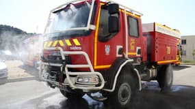 Un camionn de pompier sur l'île méditerranéenne française de Corse, le 11 août 2020.