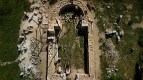 Cette photo aérienne prise le 16 mai 2025 montre le chantier de construction d'une cathédrale gothique à La Lande-de-Fronsac, près de Bordeaux.