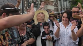 Des fans d'Alain Delon lors des obsèques de l'acteur, le 24 août à Douchy