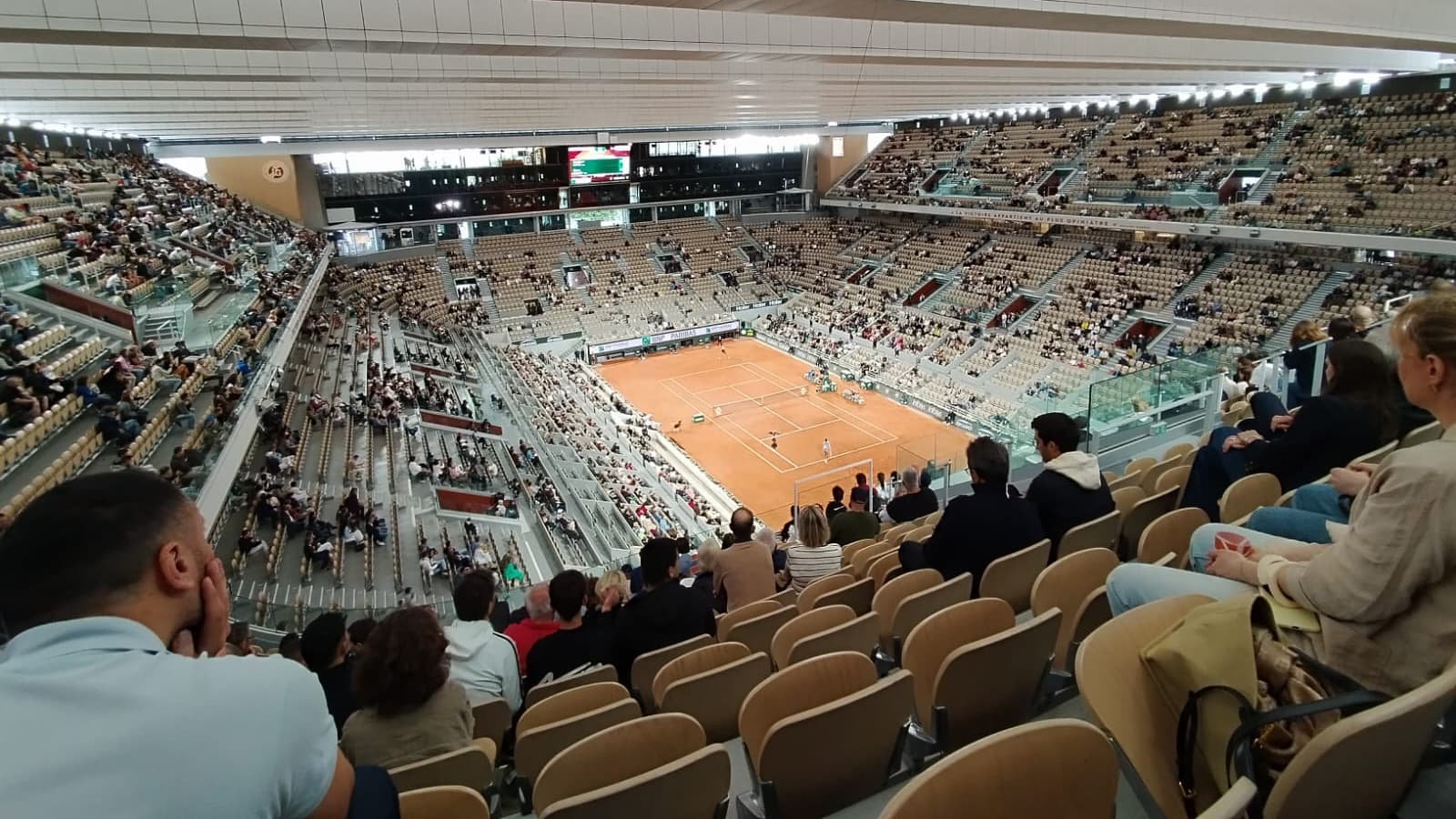 Les tribunes très vide du court central de Roland-Garros lors du premier quart de finale féminin du 4 juin 2025 Les tribunes très vide du court central de Roland-Garros lors du premier quart de finale féminin du 4 juin 2025