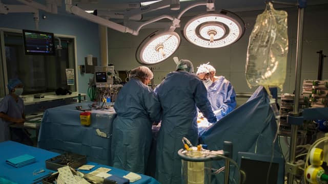 Une opération à l'hôpital Marie-Lannelongue du Plessis-Robinson.