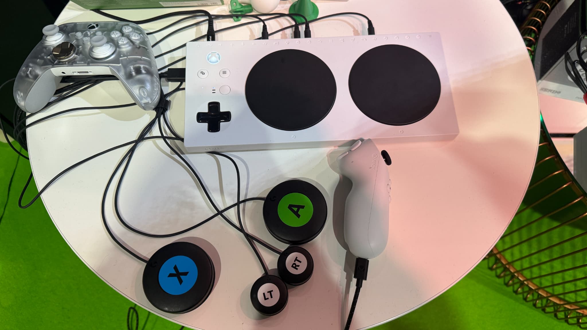 La Manette Adaptative Xbox avec de multiples accessoires et le nouveau Joystick Adaptatif La Manette Adaptative Xbox avec de multiples accessoires et le nouveau Joystick Adaptatif