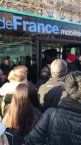 Difficile de monter dans le bus à Châtelet (Paris) - Témoins BFMTV
