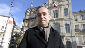Robert Ménard est donné favori à Béziers au second tour des municipales, selon un sondage.
