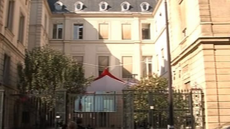 Les manifestants sont parvenus à entrer dans la cour du 10 rue de Solférino.