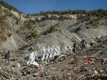 Photo fournie le 3 avril 2015 par le ministère de l'Intérieur montrant des gendarmes et enquêteurs sur les lieux du crash de l'Airbus A320 de la Germanwings dans les Alpes française, près de Seyne